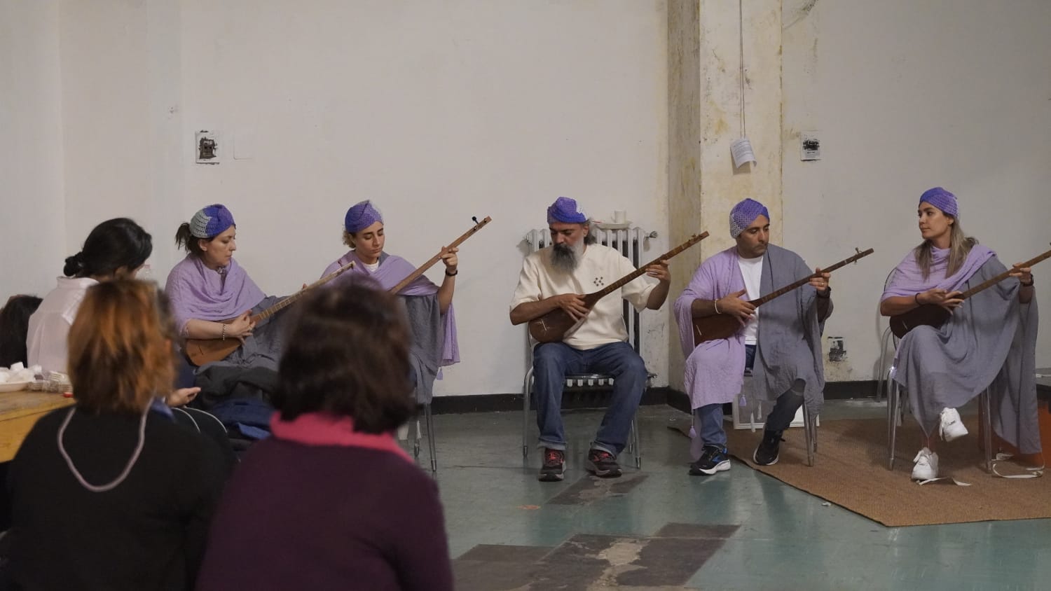 Yalda e Nowruz: Tradizioni di Luce e Rinascita Yalda e Nowruz: Tradizioni di Luce e Rinascita